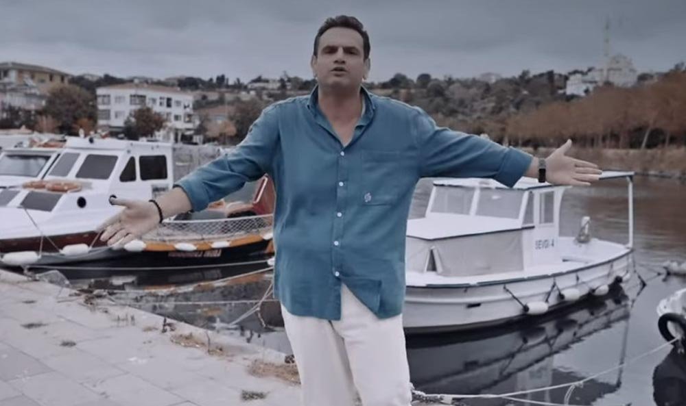 The legendary song Bana Sor by Ferdi Tayfur is being reborn through the voice of Ismet Uraş (1)