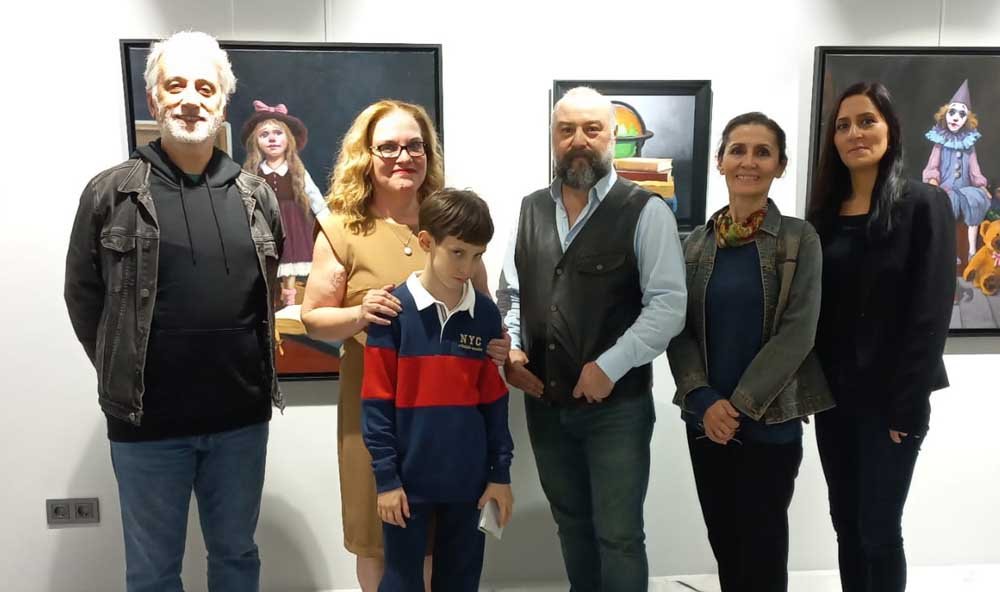 A Journey Through Time With Soner Çakmak S Art The Nostalgia Exhibition Mesmerizes Art Enthusiasts (1)