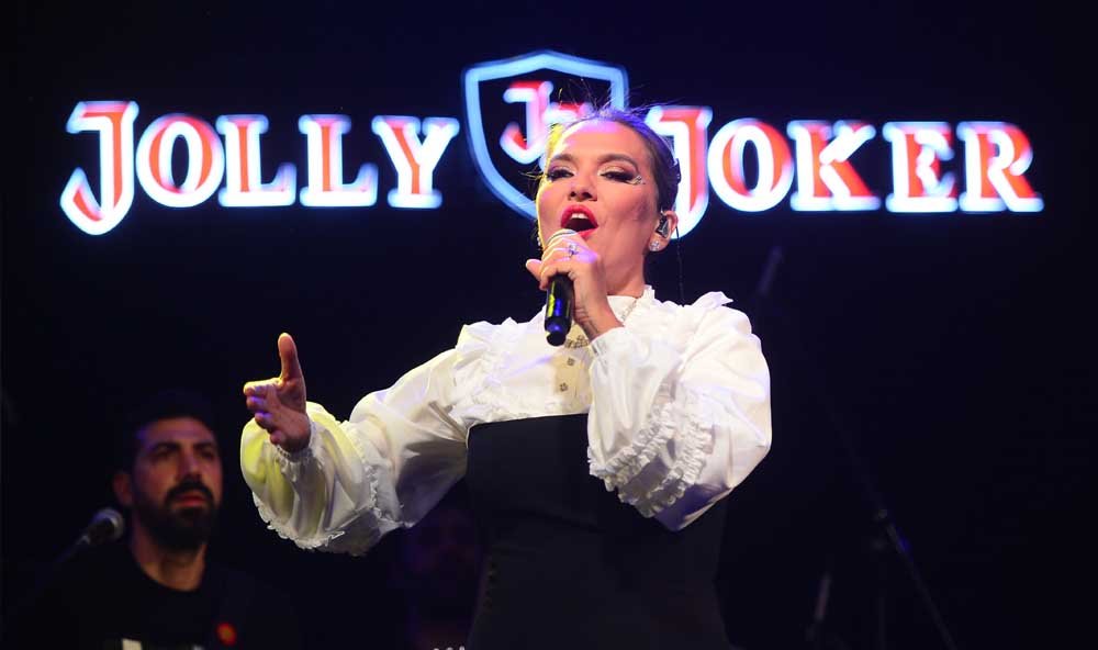 Demet Akalın Continues To Reign As The Sultan Of Music! (1)