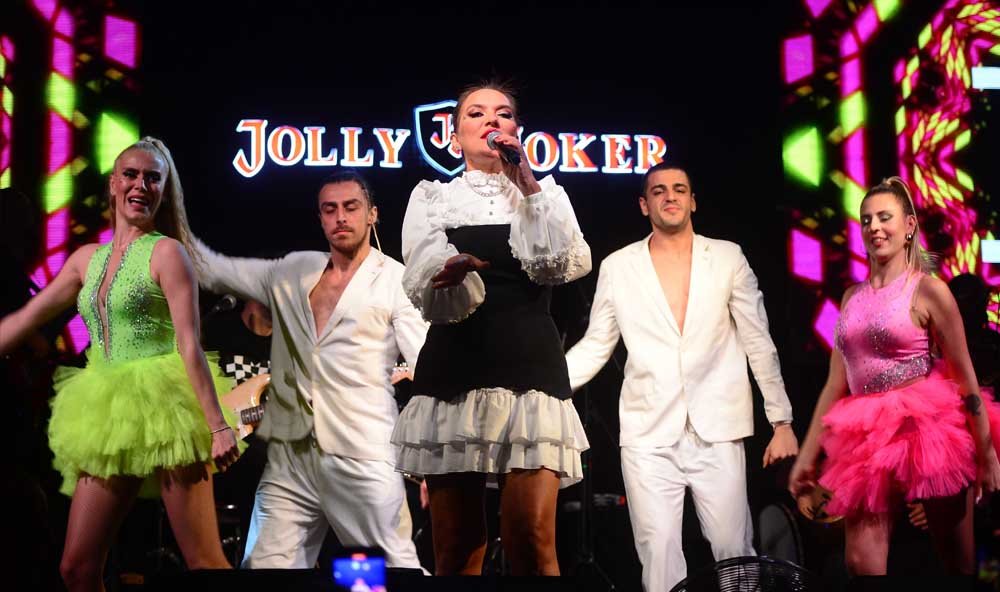 Demet Akalın Continues To Reign As The Sultan Of Music! (4)