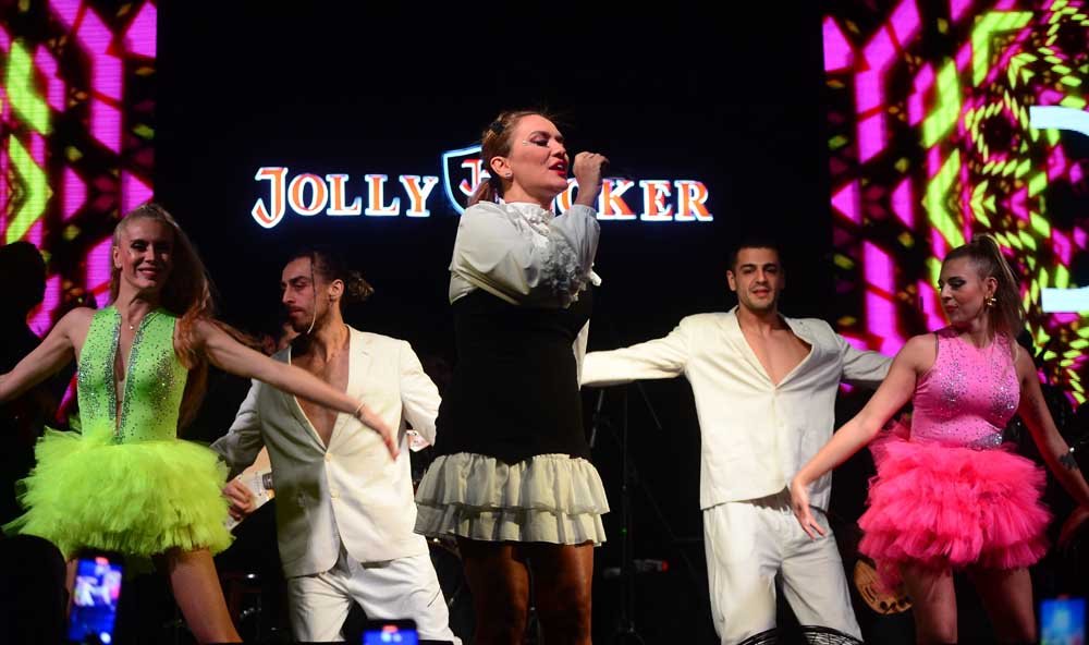 Demet Akalın Continues To Reign As The Sultan Of Music! (7)