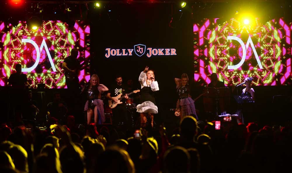 Demet Akalın Continues To Reign As The Sultan Of Music! (9)